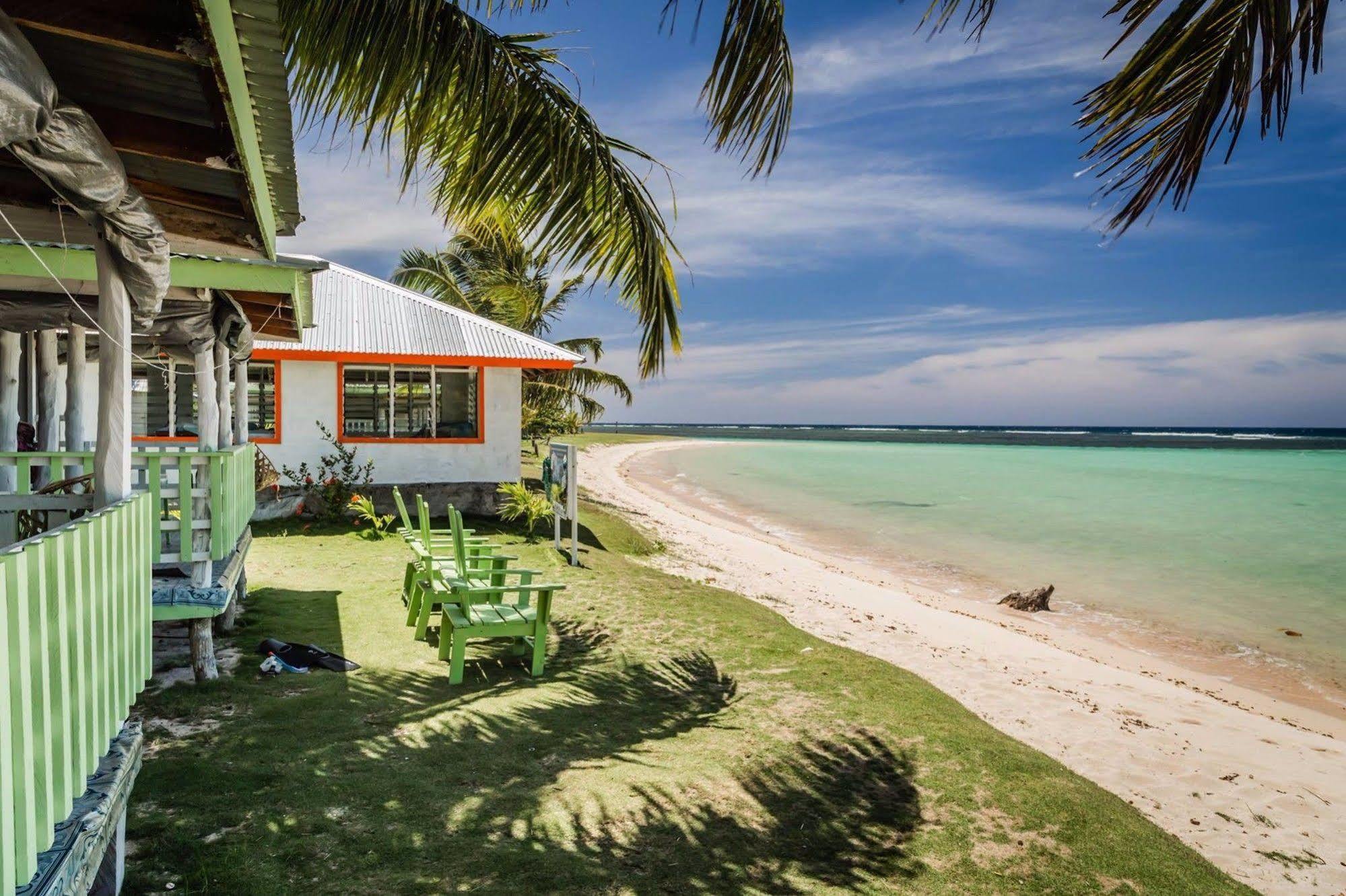 Tailua Beach Fales Manase ภายนอก รูปภาพ